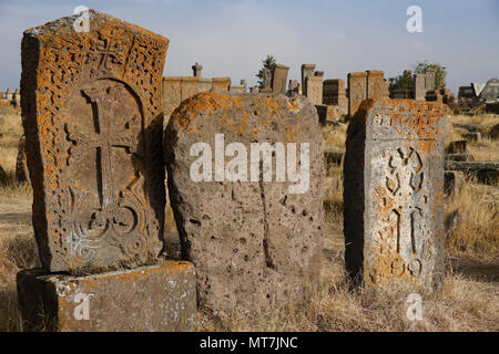 Flechten und Moos - verkrustete khachkars (khatchkars oder cross-Steine) in Noratus (noraduz) Friedhof, Noratus (noraduz), Armenien Stockfoto