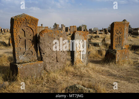 Flechten und Moos - verkrustete khachkars (khatchkars oder cross-Steine) in Noratus (noraduz) Friedhof, Noratus (noraduz), Armenien Stockfoto