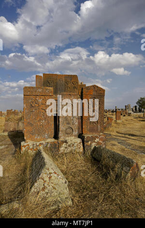 Flechten und Moos - verkrustete khachkars (khatchkars oder cross-Steine) in Noratus (noraduz) Friedhof, Noratus (noraduz), Armenien Stockfoto