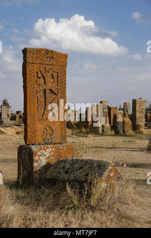 Flechten und Moos - verkrustete khachkars (khatchkars oder cross-Steine) in Noratus (noraduz) Friedhof, Noratus (noraduz), Armenien Stockfoto