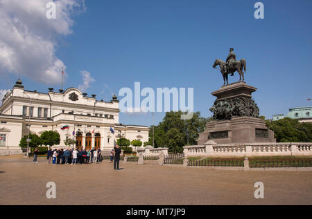 Die Gebäude der Nationalversammlung in Sofia, Bulgarien mit Statue von Alexander II. Stockfoto