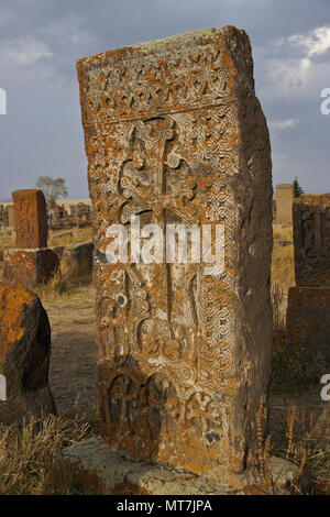 Flechten und Moos - verkrustete khachkars (khatchkars oder cross-Steine) in Noratus (noraduz) Friedhof, Noratus (noraduz), Armenien Stockfoto