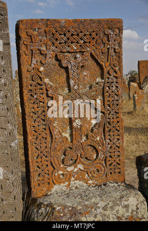 Flechten und Moos - verkrustete khachkars (khatchkars oder cross-Steine) in Noratus (noraduz) Friedhof, Noratus (noraduz), Armenien Stockfoto