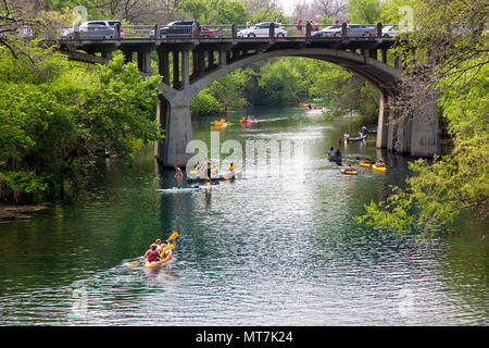 Junge Menschen mit Paddle Boards, bunte canooes & kayacs, Brücke, Barton Creek, Colorado River, Zilker Park. Stockfoto