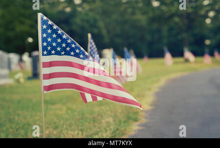 Amerikanische Flaggen angezeigt auf einem Friedhof am Memorial Day. Vintage Ton. Stockfoto