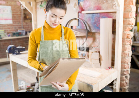 Lächelnd weibliche Handwerker in der Werkstatt Stockfoto