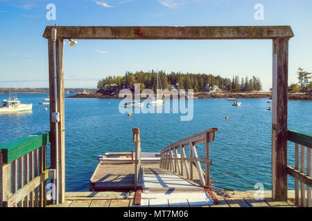 GEORGETOWN, Maine - Oktober 14, 2017: Blick vom Fischen Dock mit Blick auf zahlreiche Boote in den blauen Wassern des malerischen Sheepscot Bucht vor Anker. Stockfoto