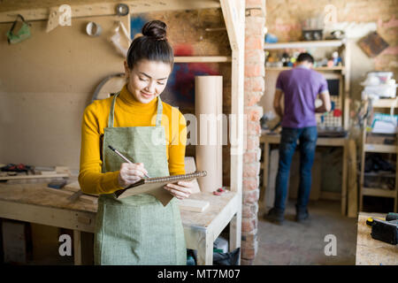 Freundliche weibliche Handwerker in der Werkstatt Stockfoto