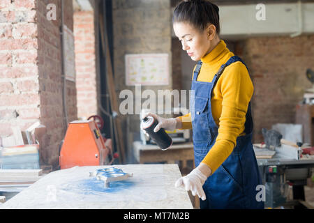 Frau in der Werkstatt Stockfoto