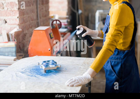 Frau in der Werkstatt Stockfoto