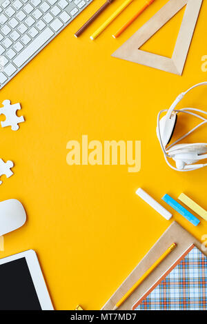 Gelbe Schule Flatlay Stockfoto