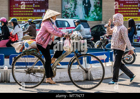 Anbieter, rikschas Radtouren und das Leben auf der Straße Hanoi Vietnam Stockfoto