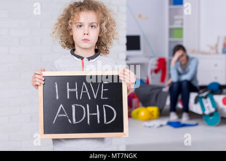 Junge holding Tafel mit "Ich ADHS' Text haben Stockfoto