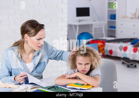 Pouty Schule Hausaufgaben mit seinen Sorgen, Mutter Stockfoto