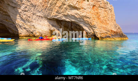 Griechenland, die Insel Zakynthos. Eine der schönsten blauen Höhlen in der Welt. Das Ionische Meer. Blauen Grotten der Insel Zakynthos Stockfoto