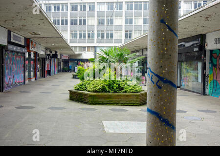 St George's Walk Shopping Precinct, Croydon, London. Von Ronald Ward und Partner entworfen und 1964 eröffnet. Stockfoto