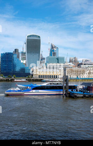 Stadt London Skyline einschließlich The Gherkin, Cheesegrater und Walkie-Talkie-Gebäude von der Südseite der Themse gesehen. Stockfoto