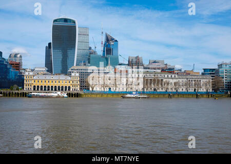 Stadt London Skyline einschließlich The Gherkin, Cheesegrater und Walkie-Talkie-Gebäude von der Südseite der Themse gesehen. Stockfoto