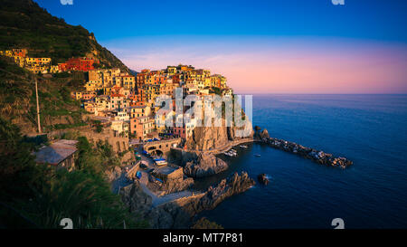 Manarola, Cinque Terre, Italien. Manarola ist eine schöne kleine Stadt in der Provinz von La Spezia, Ligurien, in Norditalien und in einem der fünf Stockfoto