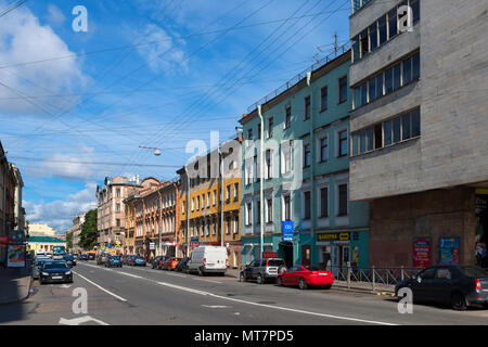 Russland, SANKT PETERSBURG - 18. AUGUST 2017: Auto Verkehr auf der Straße Razyezzhaya Stockfoto