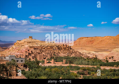 Alte befestigte Dorf Ksar Ait-Ben-haddou oder Benhaddou, entlang der ehemaligen Route der Karawanen zwischen der Sahara und Marrakesch befindet. Stockfoto