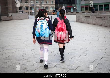 Deutschland, Köln, zwei japanische Mädchen mit Rucksäcken auf dem Weg zum Hauptbahnhof. Europa, Deutschland, Köln, zwei japanische Maedchen mit Ruc Stockfoto