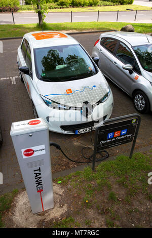 Renault ZOE Der carsharer Cambio an eine Ladestation der Mobilstation auf dem Charles-de-Gaulle im Stadtteil Deutz, Köln, Deutschland. Stockfoto