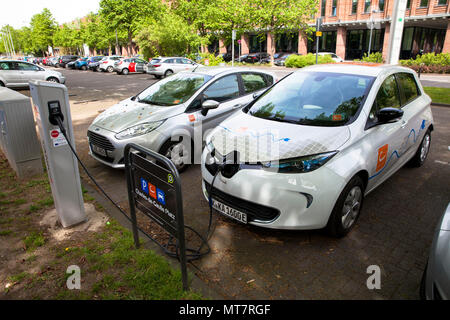 Renault ZOE Der carsharer Cambio an eine Ladestation der Mobilstation auf dem Charles-de-Gaulle im Stadtteil Deutz, Köln, Deutschland. Stockfoto