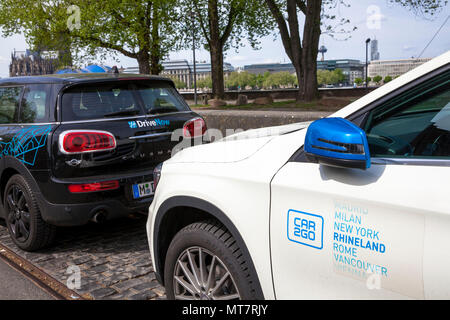 Autos der carsharing Unternehmen jetzt und Car2Go im Stadtteil Deutz, Köln, Deutschland. Stockfoto