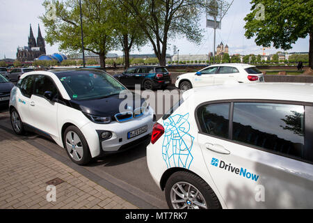 Autos der carsharing Unternehmen jetzt und Car2Go im Stadtteil Deutz, Köln, Deutschland Stockfoto