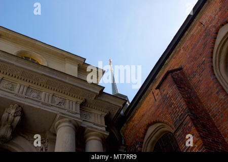 Blick auf die Türme von Riddarholmen Kirche oder Riddarholmskyrkan, die grabkirche der Schwedischen Monarchen in RIddarholmen Stockfoto