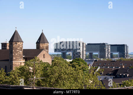 Deutschland, Köln, Blick über die Dächer der Stadt zur Kirche St. Maria im Kapitol und der Kran Häuser im Rheinauer Hafen. Deutschland, Koe Stockfoto