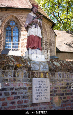 Deutschland, Köln, Statue Johann von Nepomuk an der Wand der Kirche Alt Sankt Katharina im Stadtteil Niehl. Deutschland, Koeln, Statue des Heiligen Stockfoto