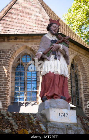 Deutschland, Köln, Statue Johann von Nepomuk an der Wand der Kirche Alt Sankt Katharina im Stadtteil Niehl. Deutschland, Koeln, Statue des Heiligen Stockfoto