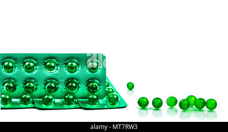 Grüne runde Weichkapsel Pillen auf weißem Hintergrund mit Kopie Raum isoliert. Die ayurvedische Medizin für Verdauungsbeschwerden, Gas- und Säuregehalt. Kräutermedizin gemacht Stockfoto