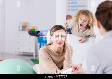 Überaktiven Kind und betonte Mutter psychologische Hilfe Stockfoto