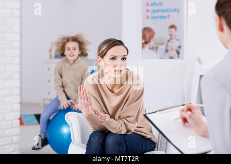 Mutter helfen Ihr ADHS Kind, Beratung problem mit dem Psychologen Stockfoto