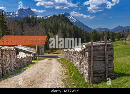 Stapel von Holz auf einer Alm in den Bayerischen Alpen. Stockfoto