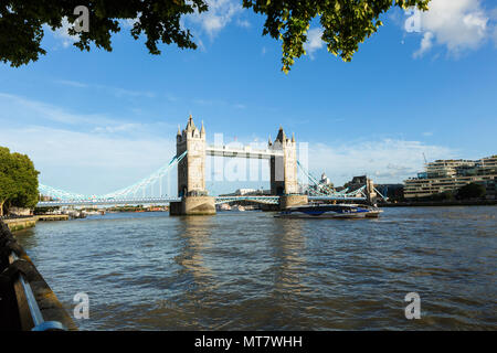 London, Großbritannien, 31. JULI 2017: Tageslicht zur Gründung Shot Wahrzeichen von London Tower Bridge. Abendlicht. Boot Stockfoto
