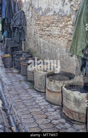 Plastikeimer mit Wasser auf einer Straße in der gerberei Bereich der Fes, Marokko Stockfoto