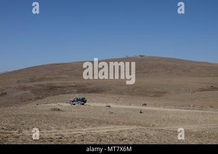 Allradantrieb suv jeep Fahrzeug auf der Straße mit spärlichen Deosai Nationalpark Ebenen und Bergen Skardu Pakistan Stockfoto