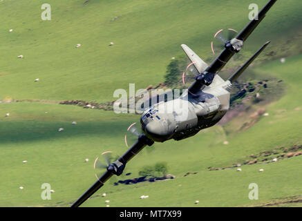 Royal Air Force Hercules C4 Low Level im LFA7 (Die Mach Loop). Stockfoto