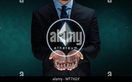 Nahaufnahme der Geschäftsmann mit astraleums über Raum Stockfoto