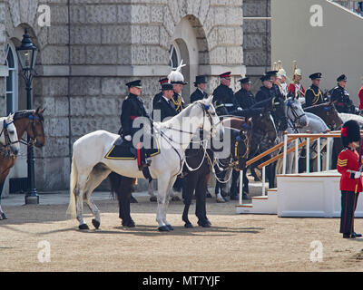 London Die wichtigsten Generäle in Horse Guards Parade eine Praxis für die Farbe der Queens Geburtstag Parade 2018 Stockfoto