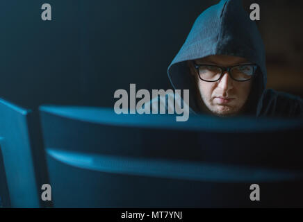 Nahaufnahme der Hacker in der Motorhaube am computer monitor Stockfoto