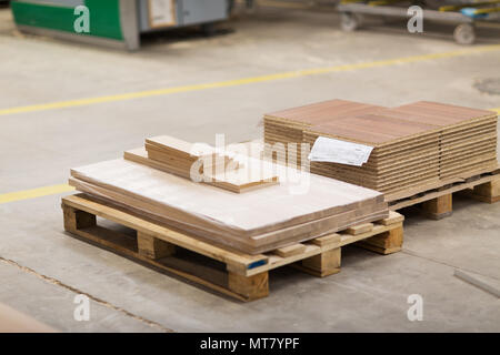 Holz und Spanplatten Lagerung im Werk Stockfoto