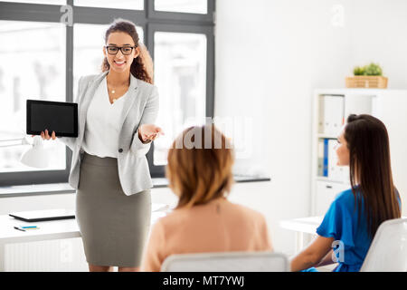 Frau, Tablet-PC Business Team im Büro Stockfoto