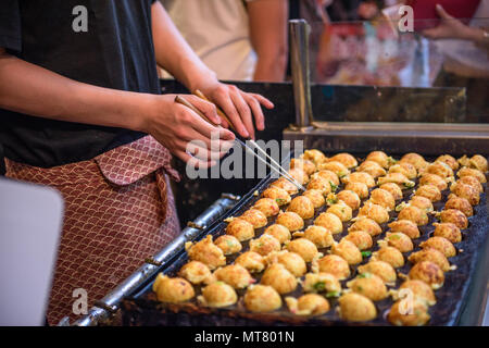 Takoyaki an einem foodstall in Osaka, Japan vorbereitet. Stockfoto