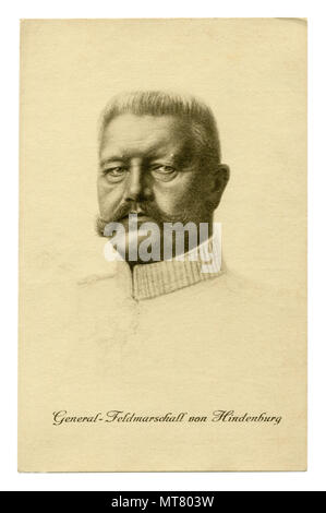 Deutsche Historische Postkarte: Schwarz und weiss gemalte Porträt von Paul von Hindenburg mit Text: Feldmarschall Allgemein. Erster Weltkrieg 1914-1918. Deutschland Stockfoto