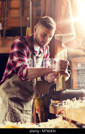 Tischler arbeiten mit Flugzeug und Holz bei workshop Stockfoto